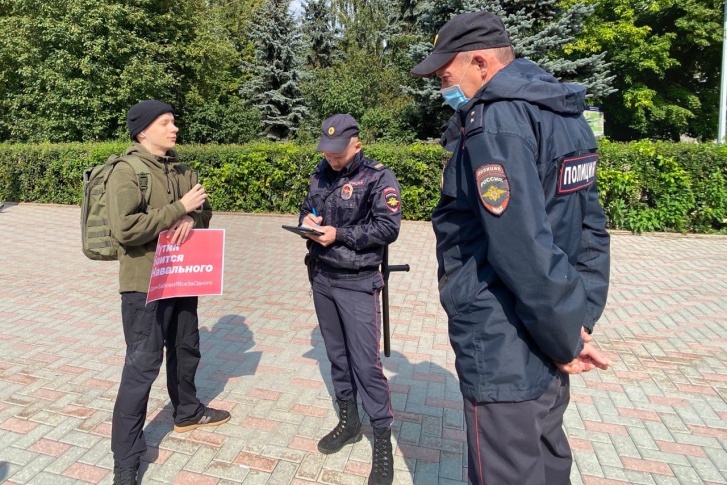 Акции проходят второй день в связи с тем, что Алексей Навальный попал в больницу в Омске с признаками отравления
