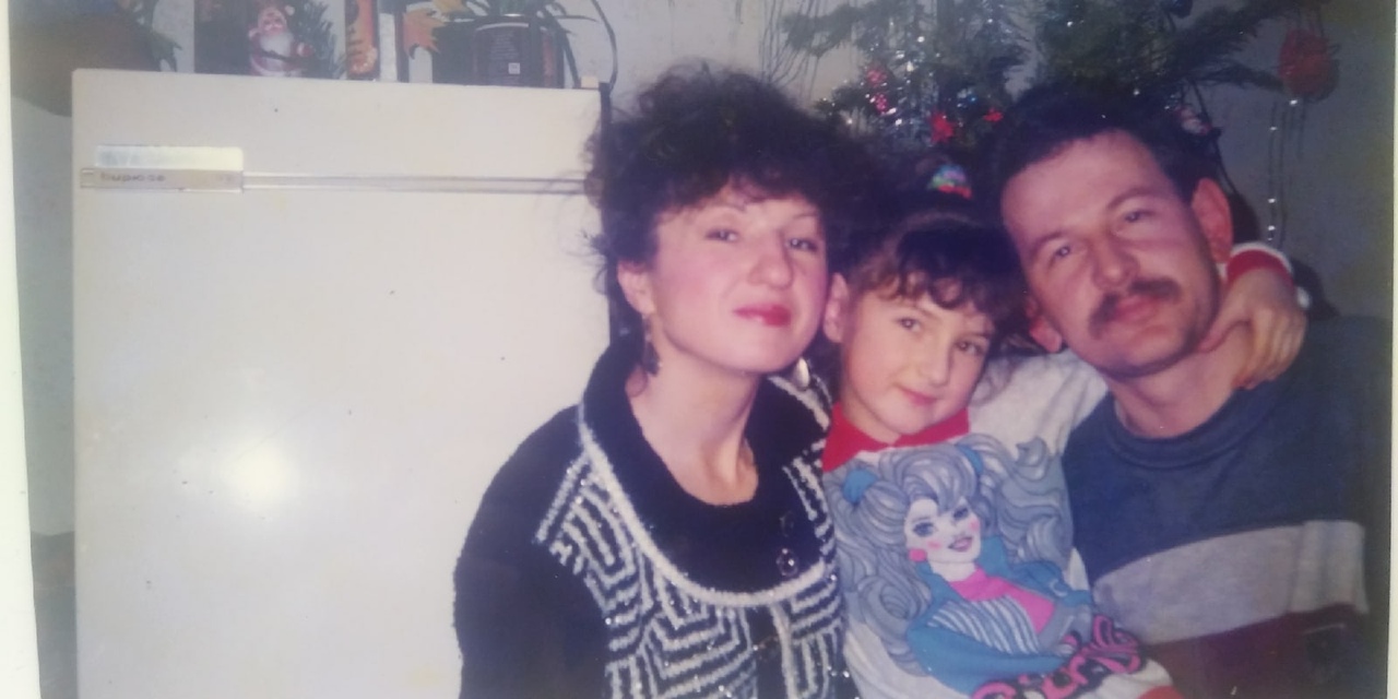 На этом фото — журналист НГС Ксения Лысенко со своими родителями. Вы только зацените модное платье с надписью «Барби» и люрексовый шик на маме!<br> На этом фото — журналист НГС Ксения Лысенко со своими родителями. Вы только зацените модное платье с надписью «Барби» и люрексовый шик на маме!<br>