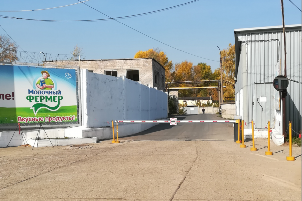 Теперь к заводу ведёт ровный асфальт Теперь к заводу ведёт ровный асфальт