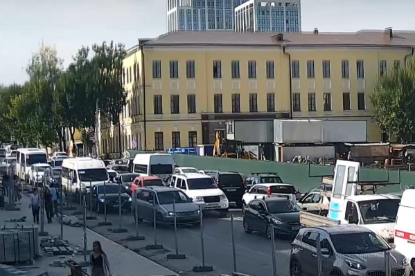 Пробки в центре Уфы средь бела дня составляют 5 баллов Пробки в центре Уфы средь бела дня составляют 5 баллов