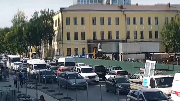 Счастливый понедельник: Уфа встала в гигантской пробке из-за ремонта дорог в центре