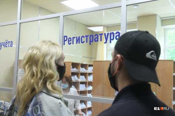 Раз в год можно выбрать поликлинику, которая вам больше подходит Раз в год можно выбрать поликлинику, которая вам больше подходит 