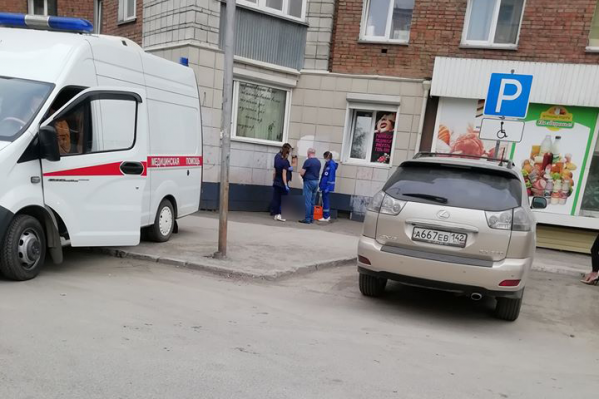 Выпавшая из окна женщина погибла Выпавшая из окна женщина погибла