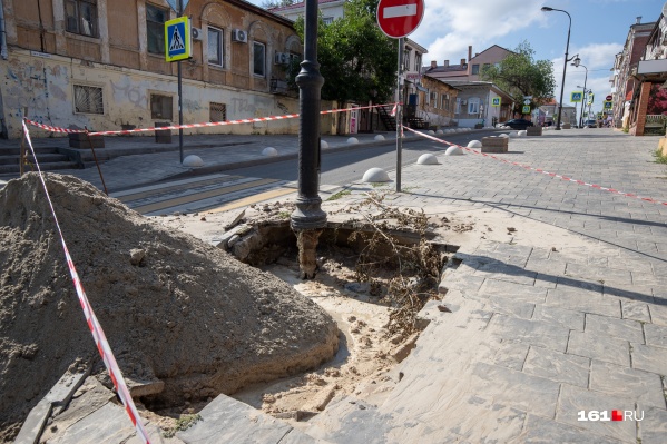 Часть тротуара пришлось оградить Часть тротуара пришлось оградить