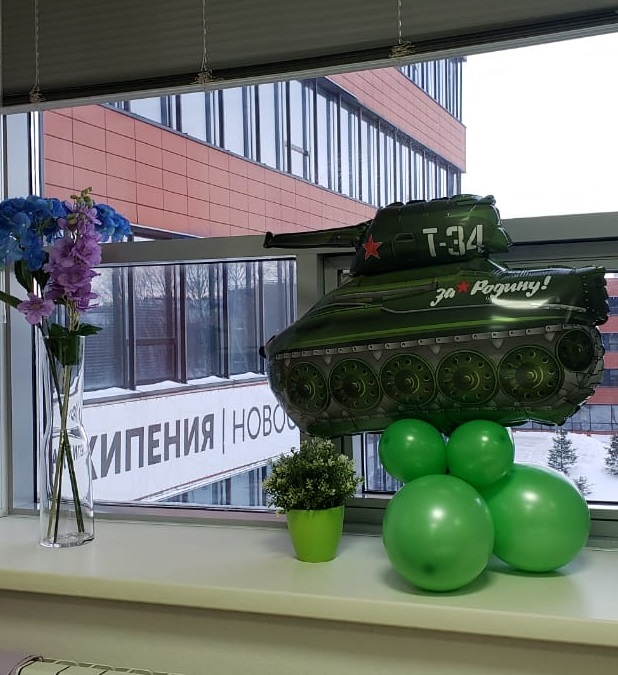 Офис украсили праздничными атрибутами Офис украсили праздничными атрибутами