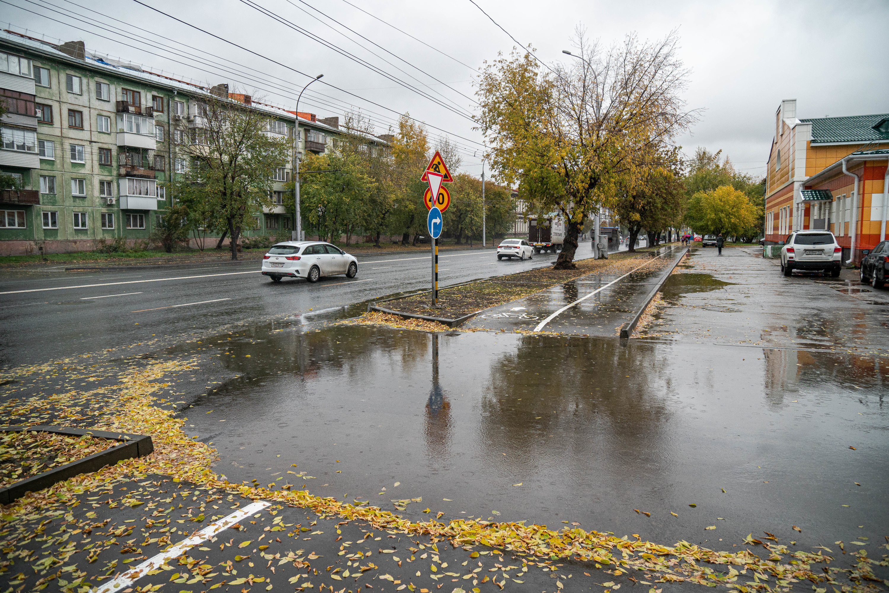 Велодорожка проходит через парковки, лужи и кочки Велодорожка проходит через парковки, лужи и кочки