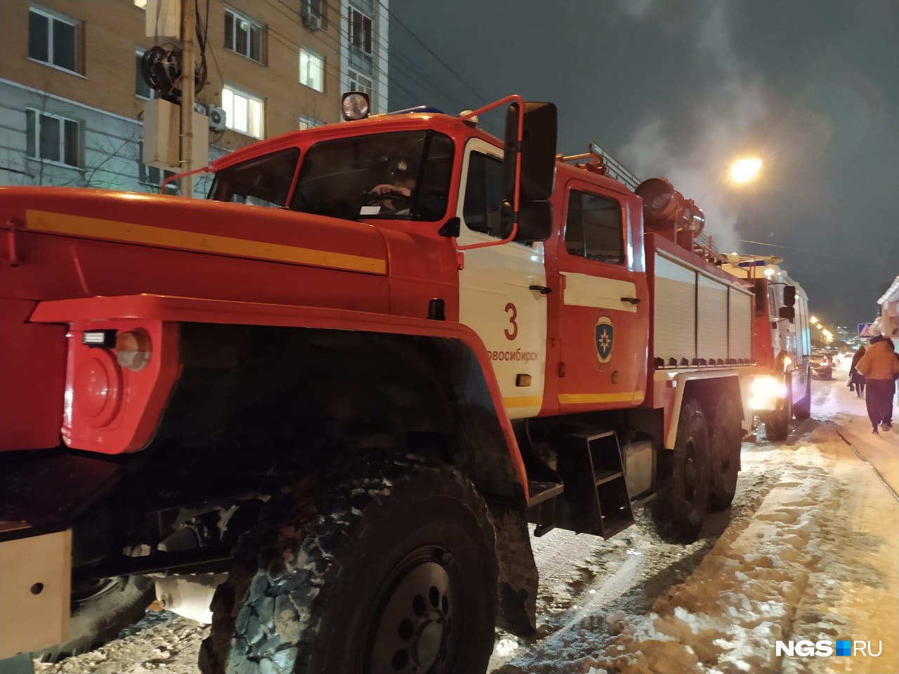На месте всё еще работают пожарные На месте всё еще работают пожарные 