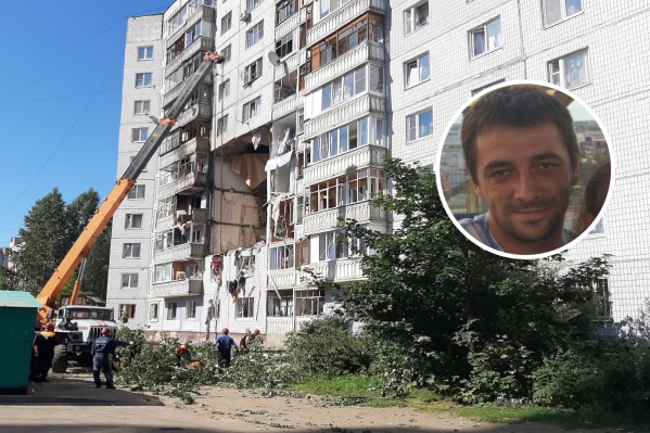 Михаил Тимохин с тремя мужчинами вывели из пострадавшего подъезда нескольких жильцов до того, как рухнули перекрытия Михаил Тимохин с тремя мужчинами вывели из пострадавшего подъезда нескольких жильцов до того, как рухнули перекрытия