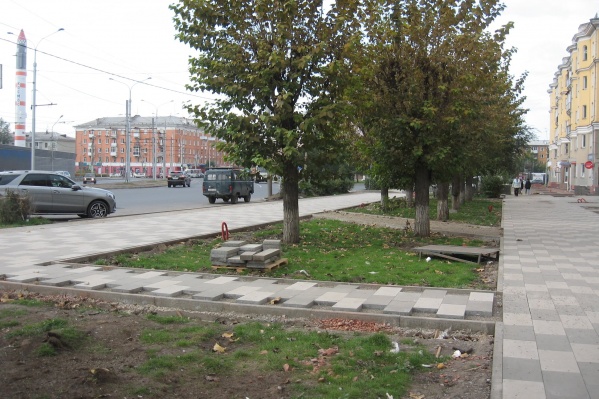 Раньше здесь был один тротуар, но решили сделать два в ущерб зеленой зоне Раньше здесь был один тротуар, но решили сделать два в ущерб зеленой зоне
