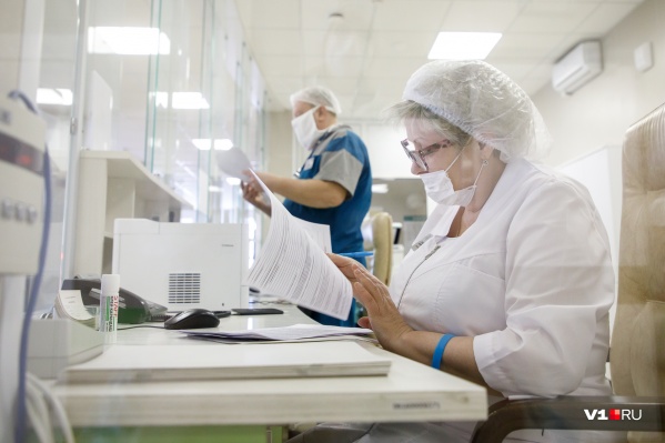 Ещё на прошлой неделе в сутки прибавлялось по несколько подтверждённых случаев, но в последние дни речь шла о 10–12 новых заболевших каждый день Ещё на прошлой неделе в сутки прибавлялось по несколько подтверждённых случаев, но в последние дни речь шла о 10–12 новых заболевших каждый день