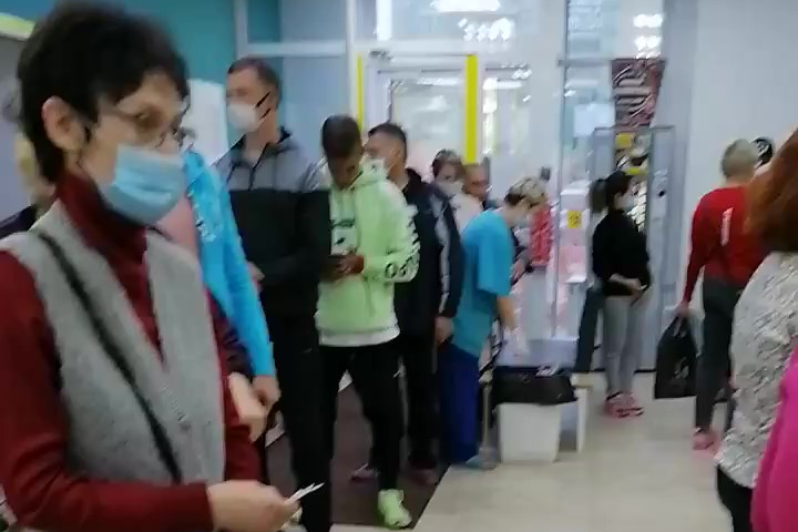 Утром в «Полимедике» очередь начинается от самого входа Утром в «Полимедике» очередь начинается от самого входа
