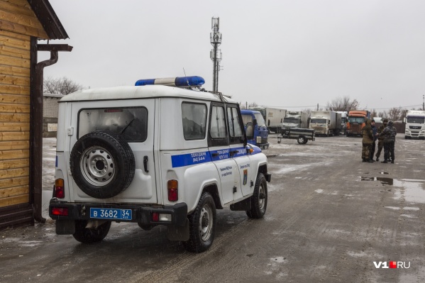 На месте пожара весь день работают следователи и контролеры На месте пожара весь день работают следователи и контролеры