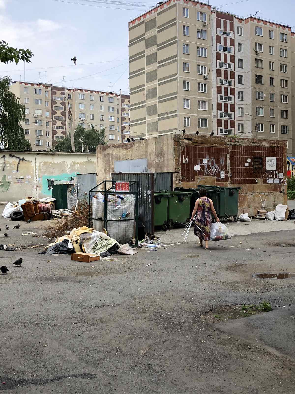 Вот так обстоят дела на контейнерной площадке во дворе на Курчатова, 27а Вот так обстоят дела на контейнерной площадке во дворе на Курчатова, 27а