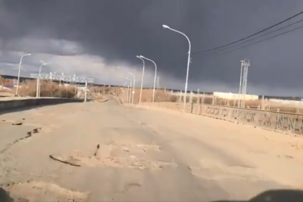 На дороге остались огромные ямы На дороге остались огромные ямы