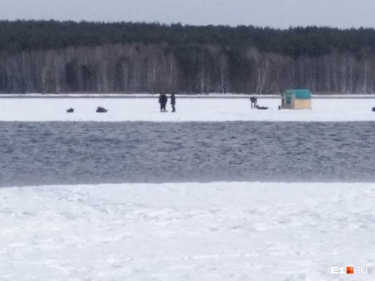 «В 10 метрах от меня лед оторвало»: на Белоярском водохранилище 20 рыбаков унесло на льдине