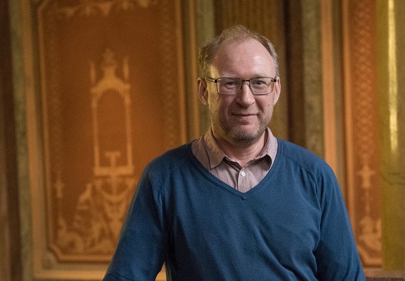 Дмитрий Фролов — начальник направления по развитию и связям с Россией и странами бывшего СССР в Национальном архиве Финляндии, руководитель проекта по поиску и оцифровке документов. Закончил Московский государственный университет по специальности «история», затем защитил в Университете г. Хельсинки кандидатскую и докторскую диссертации по теме «Финские военнопленные в Советском Союзе во время Зимней войны и войны-продолжения 1941–1944». Перед тем как прийти в Национальный архив (в 2007), работал в проекте «Пропавшие в Карелии» о судьбах финских эмигрантов из Северной Америки, США и Канады, которые приехали в Советский Союз в 1930-е годы.