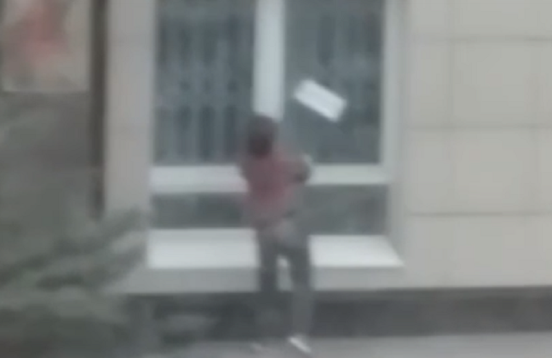 В Перми молодая женщина разбила три окна в здании прокуратуры куском металлического ограждения