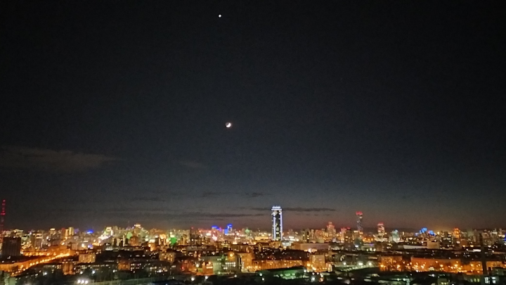 Не пропустите самые красивые вечера года: показываем, как на небе сияют Луна и Венера