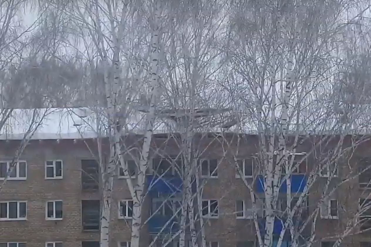 Очевидец снял на видео, как в Стерлитамаке под толщей снега обвалилась крыша