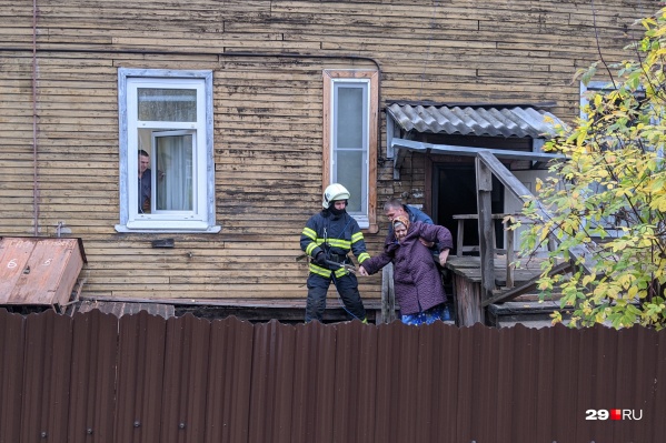 Спасатели помогли выбраться на улицу 88-летней женщине Спасатели помогли выбраться на улицу 88-летней женщине