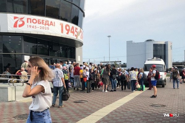 На улицу с челябинского железнодорожного вокзала вывели 175 человек На улицу с челябинского железнодорожного вокзала вывели 175 человек