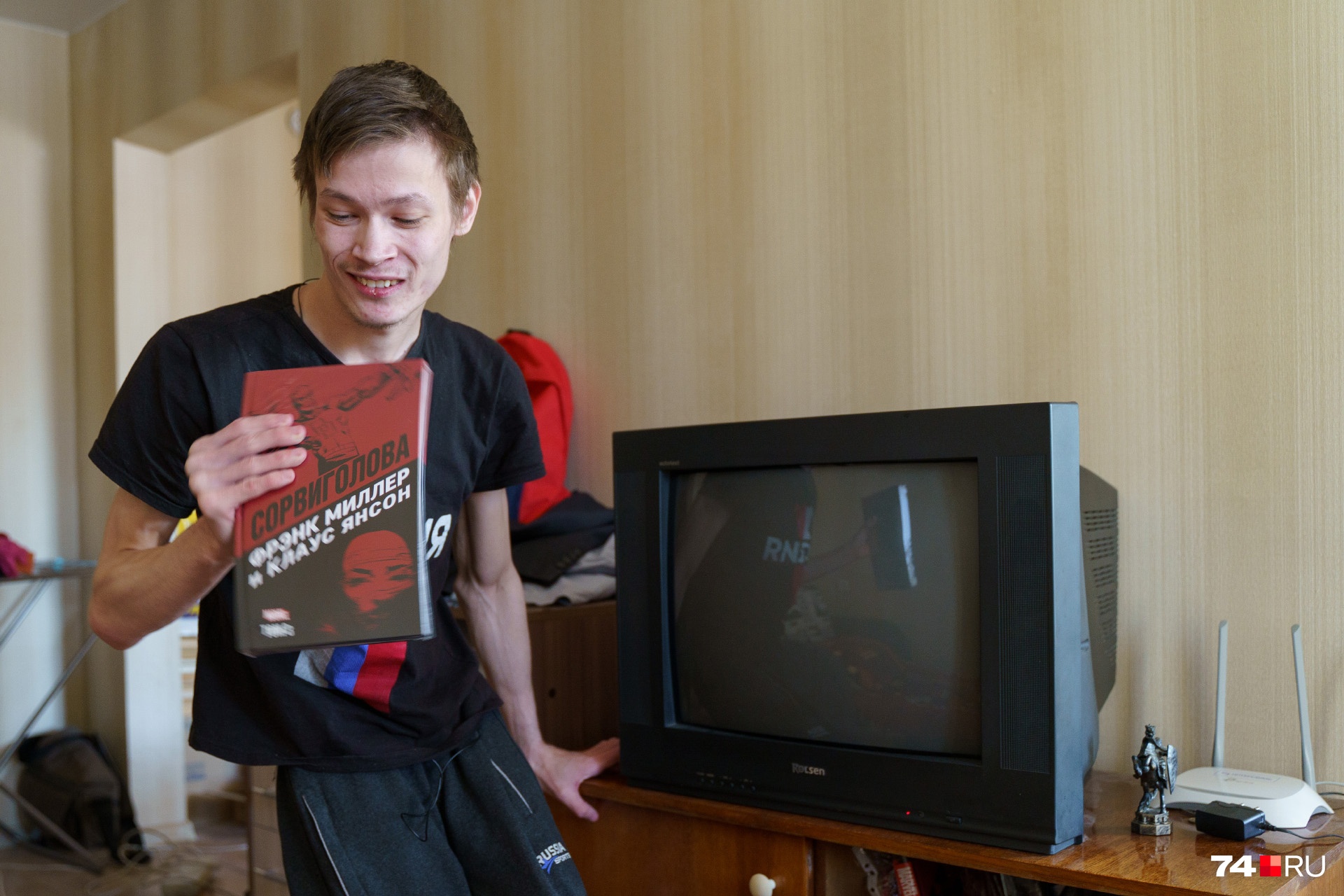 Олег коллекционирует комиксы с супергероями. Его любимый персонаж — Сорвиголова (он тоже инвалид, но при этом совершает подвиги) Олег коллекционирует комиксы с супергероями. Его любимый персонаж — Сорвиголова (он тоже инвалид, но при этом совершает подвиги)