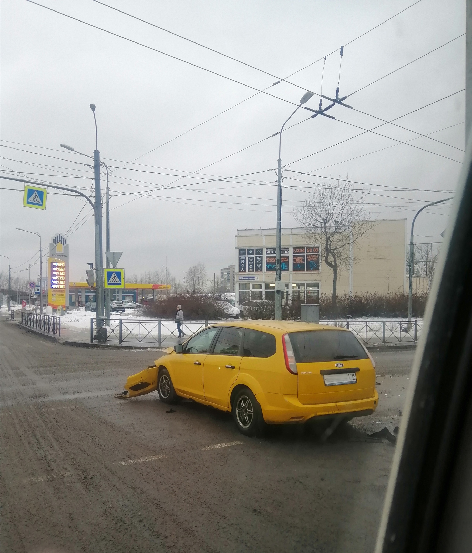 Желтый транспорт красит в красный дороги Петербурга. Ford и Audi остановили машины и трамваи на Дальневосточном