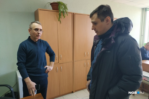 Представитель РАО и ВОИС Олег Мордвинов (на фото слева) потребовал от бара штраф Представитель РАО и ВОИС Олег Мордвинов (на фото слева) потребовал от бара штраф 