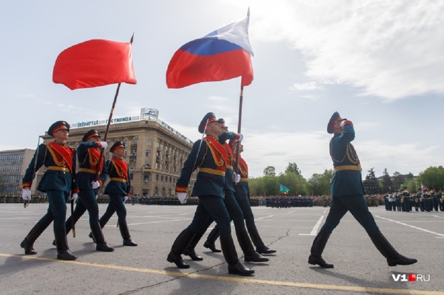 Сцена с красным ковролином и дневной фейерверк: Волгоград готовят к параду Победы