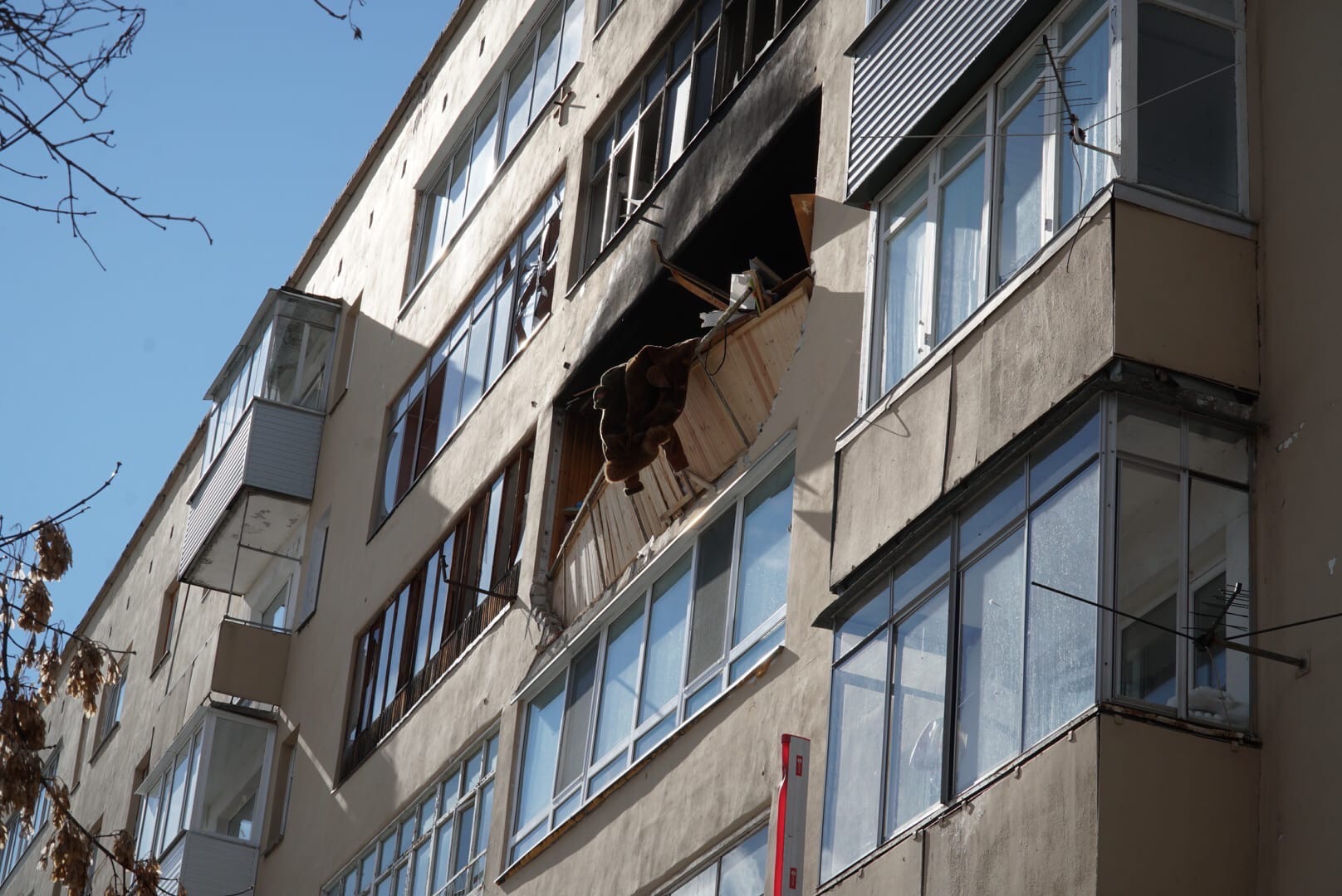 Взрывом повредило балкон Взрывом повредило балкон