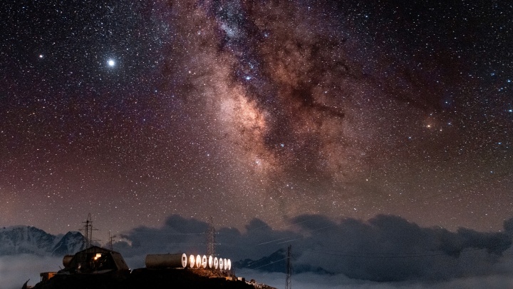 Новосибирский фотограф покорил Эльбрус — 11 впечатляющих снимков звёздного неба и морозных пейзажей