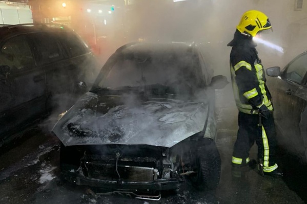 Машина сгорела во дворе дома на Северо-Западе Челябинска Машина сгорела во дворе дома на Северо-Западе Челябинска