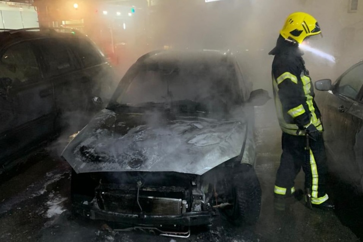 Машина сгорела во дворе дома на Северо-Западе Челябинска