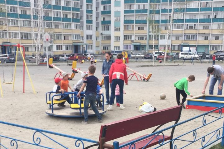 Людей на площадке много, но никто из них не соблюдает дистанцию Людей на площадке много, но никто из них не соблюдает дистанцию