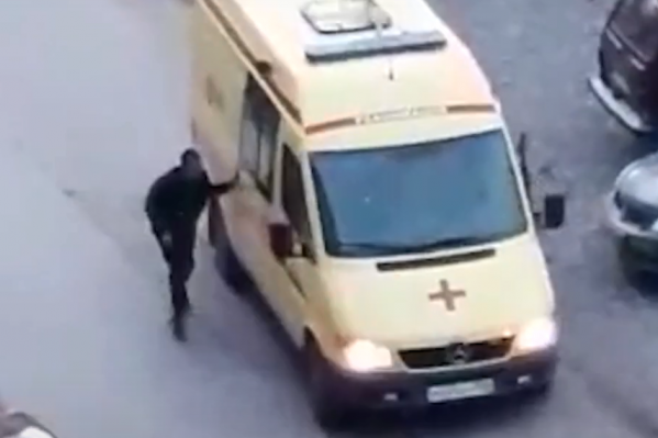 Мужчина кидался камнями в машину, матерился и выбил стекло Мужчина кидался камнями в машину, матерился и выбил стекло