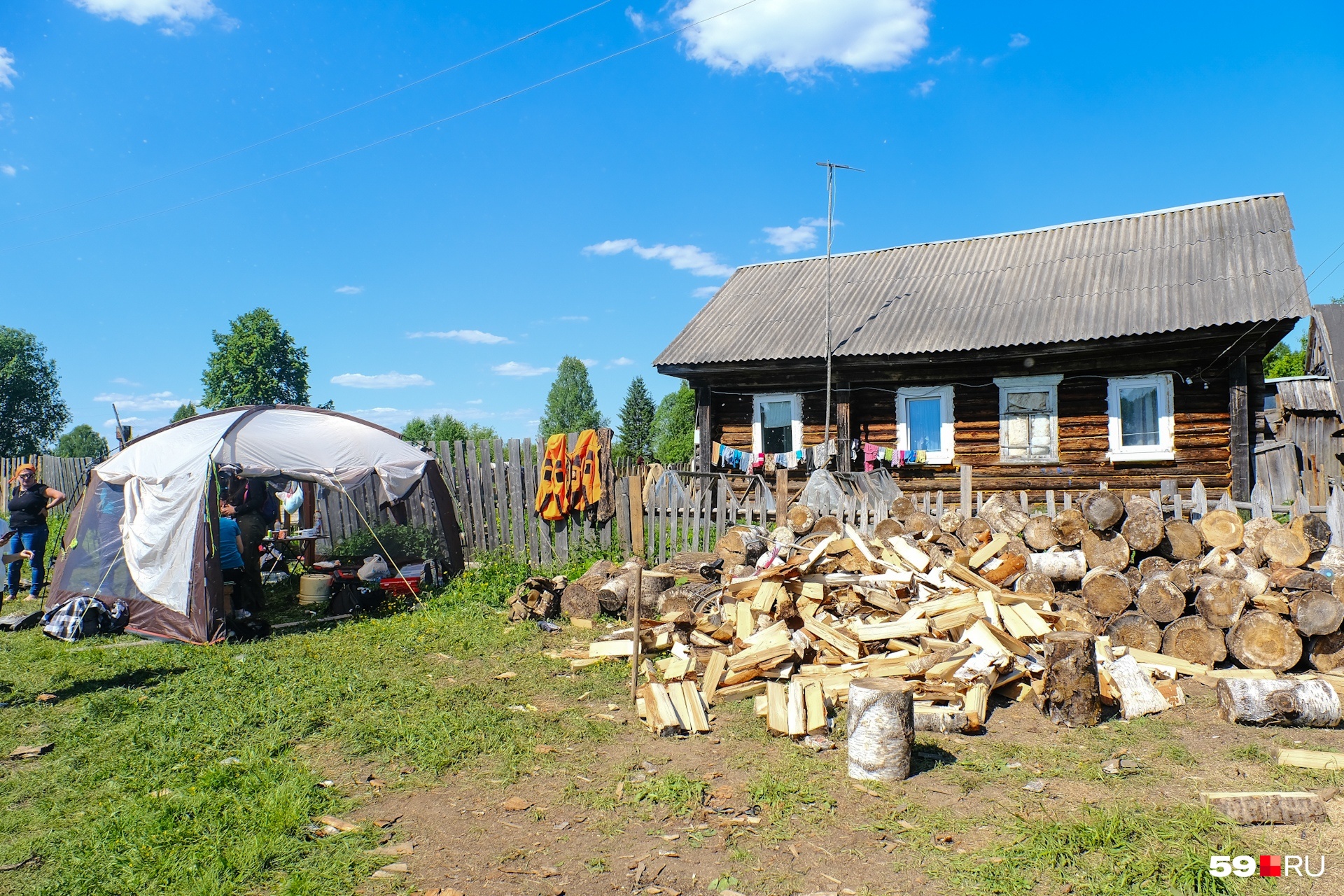 Рядом с домом развернули оперативный штаб Рядом с домом развернули оперативный штаб 