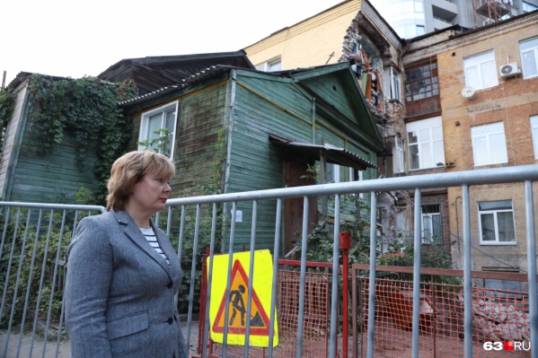 Глава Ленинского района Елена Бондаренко выезжала на место ЧП в день обрушения Глава Ленинского района Елена Бондаренко выезжала на место ЧП в день обрушения