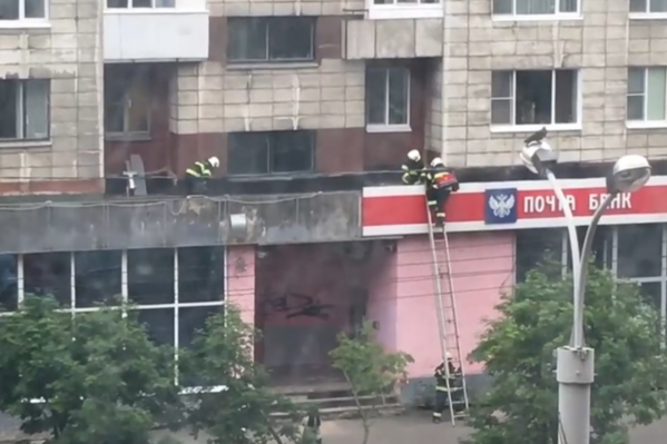 На месте происшествия работали спасатели, врачи скорой помощи и полиция На месте происшествия работали спасатели, врачи скорой помощи и полиция