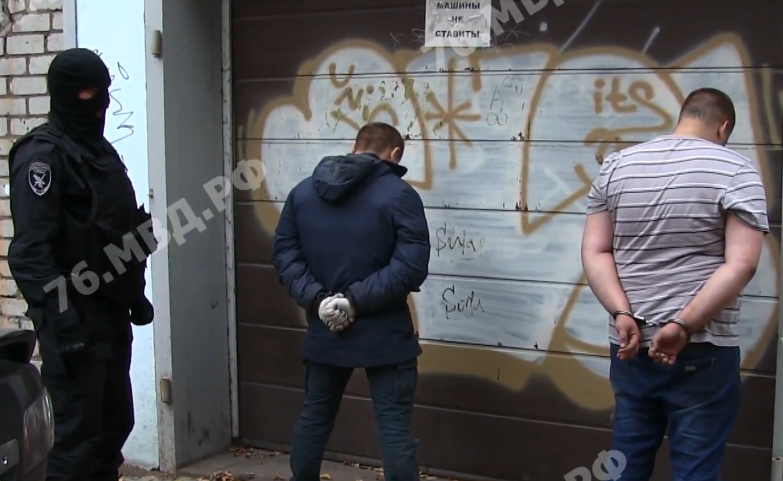 Размахивали перед девушкой ножом: в Ярославле офис микрозаймов ограбили на 3,5 миллиона. Видео