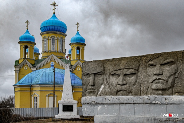 Церковь и обелиск советским воинам — частое сочетание в небольших уральских селениях. Даже не знаешь, кому молиться Церковь и обелиск советским воинам — частое сочетание в небольших уральских селениях. Даже не знаешь, кому молиться