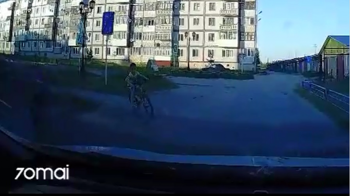 Под Ивделем ребенок на велосипеде врезался в иномарку: видео с регистратора