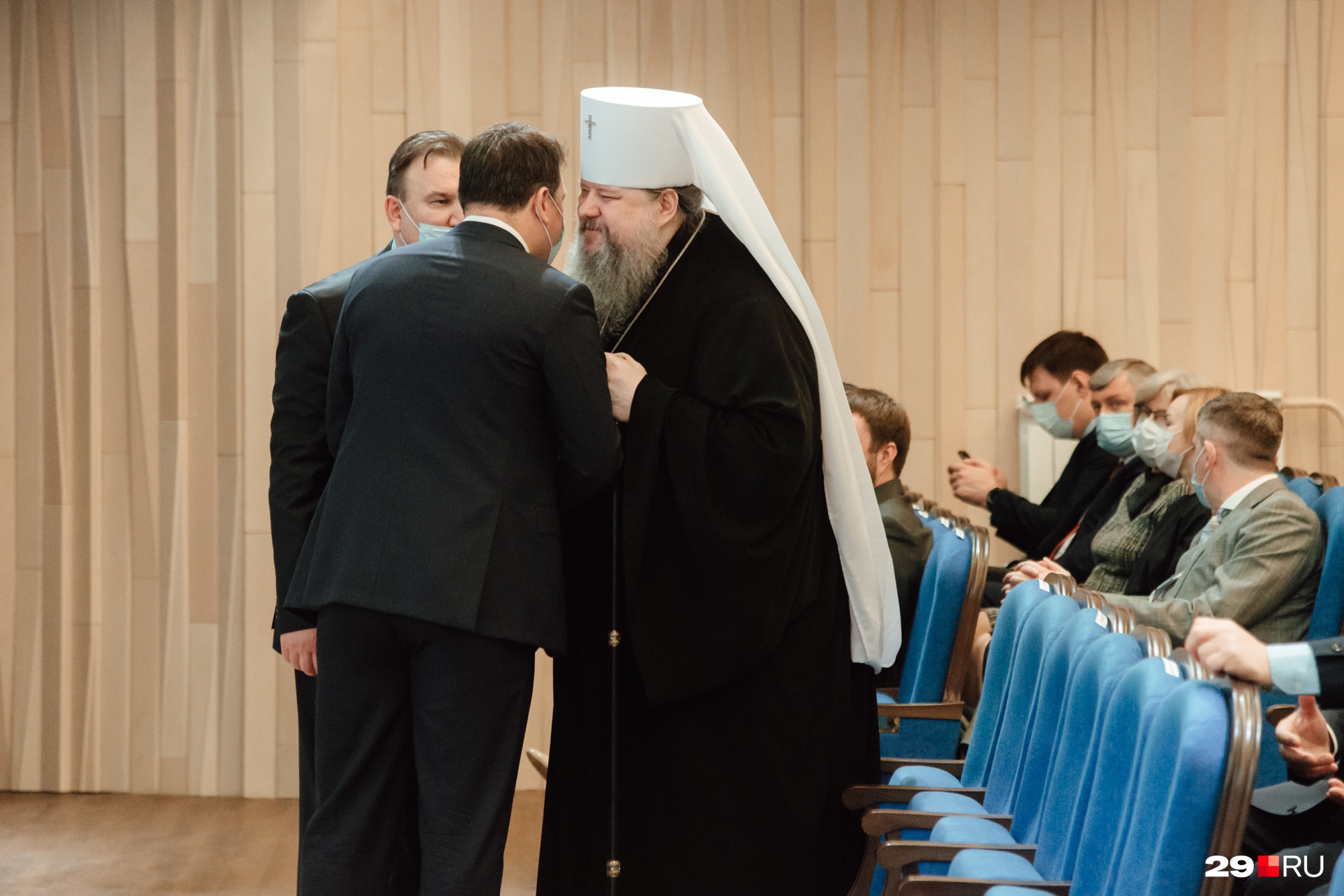 Один из гостей церемонии — <a href="https://29.ru/text/gorod/66217777/" target="_blank" class="_">митрополит Архангельской и Холмогорской епархии Корнилий</a> Один из гостей церемонии — <a href="https://29.ru/text/gorod/66217777/" target="_blank" class="_">митрополит Архангельской и Холмогорской епархии Корнилий</a>