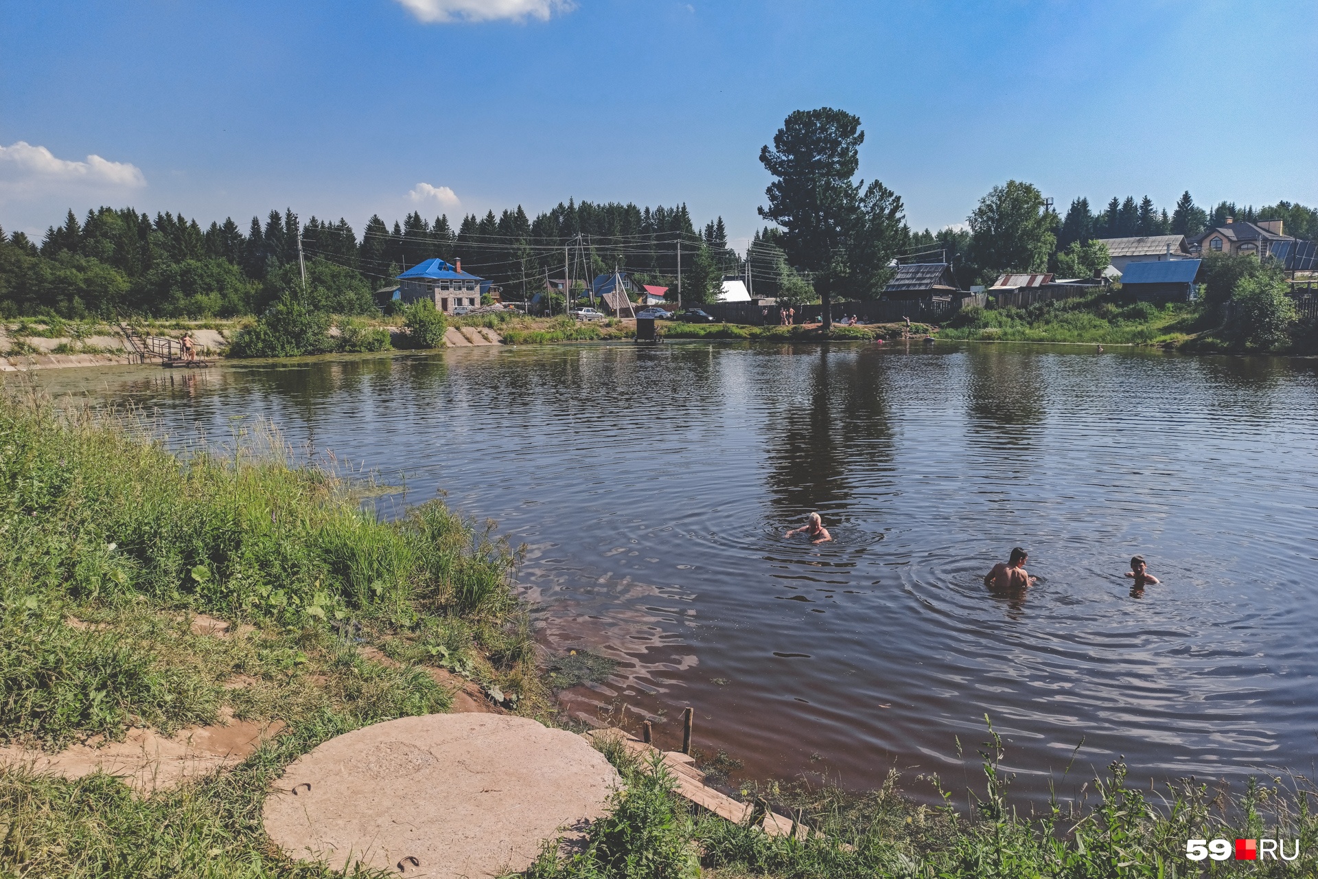 Вода в озере холодна вблизи родника. Если отплыть подальше, будет теплее Вода в озере холодна вблизи родника. Если отплыть подальше, будет теплее