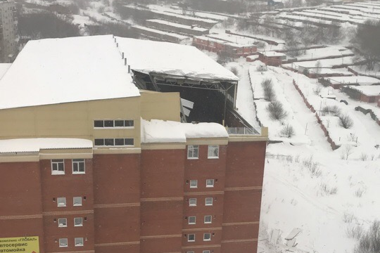 На «Золотой Ниве» рухнула крыша у 9-этажного гаражного комплекса
