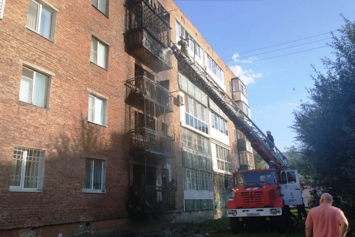 Пламя охватило балконы с 1-го по 5-й этажи Пламя охватило балконы с 1-го по 5-й этажи