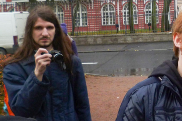 Александр Меркулов — доставщик еды, поклонник Евровидения и ЛГБТ, тяготеет к антифашизму и анархизму Александр Меркулов — доставщик еды, поклонник Евровидения и ЛГБТ, тяготеет к антифашизму и анархизму