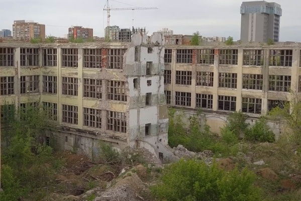 На территории ЗИМа еще остались корпуса, но скоро снесут и их На территории ЗИМа еще остались корпуса, но скоро снесут и их