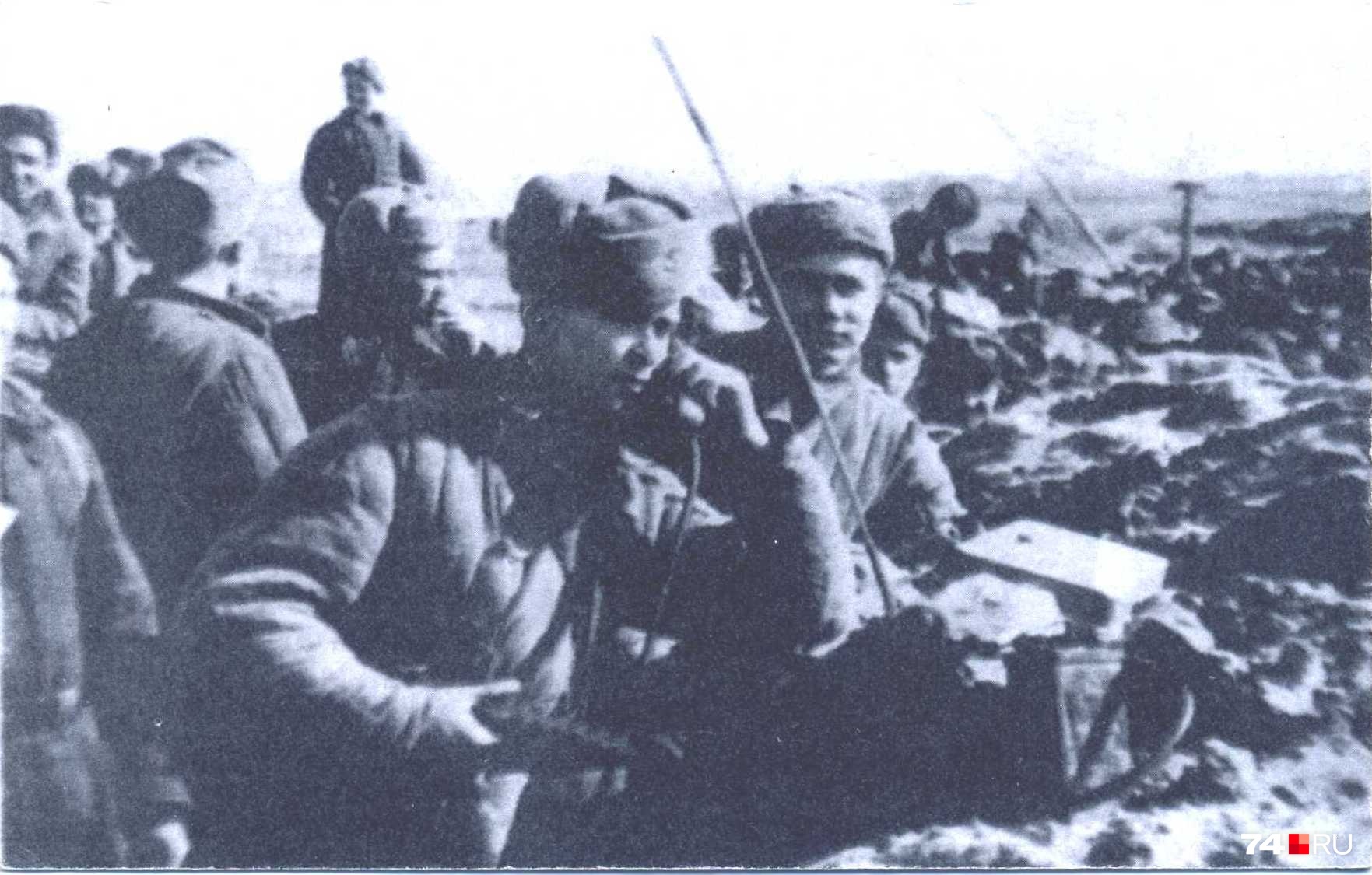 Вот полная версия окопного снимка. Вокруг Геннадия Комиссарова — молодые лица. Ему и самому на тот момент было всего 19 лет Вот полная версия окопного снимка. Вокруг Геннадия Комиссарова — молодые лица. Ему и самому на тот момент было всего 19 лет