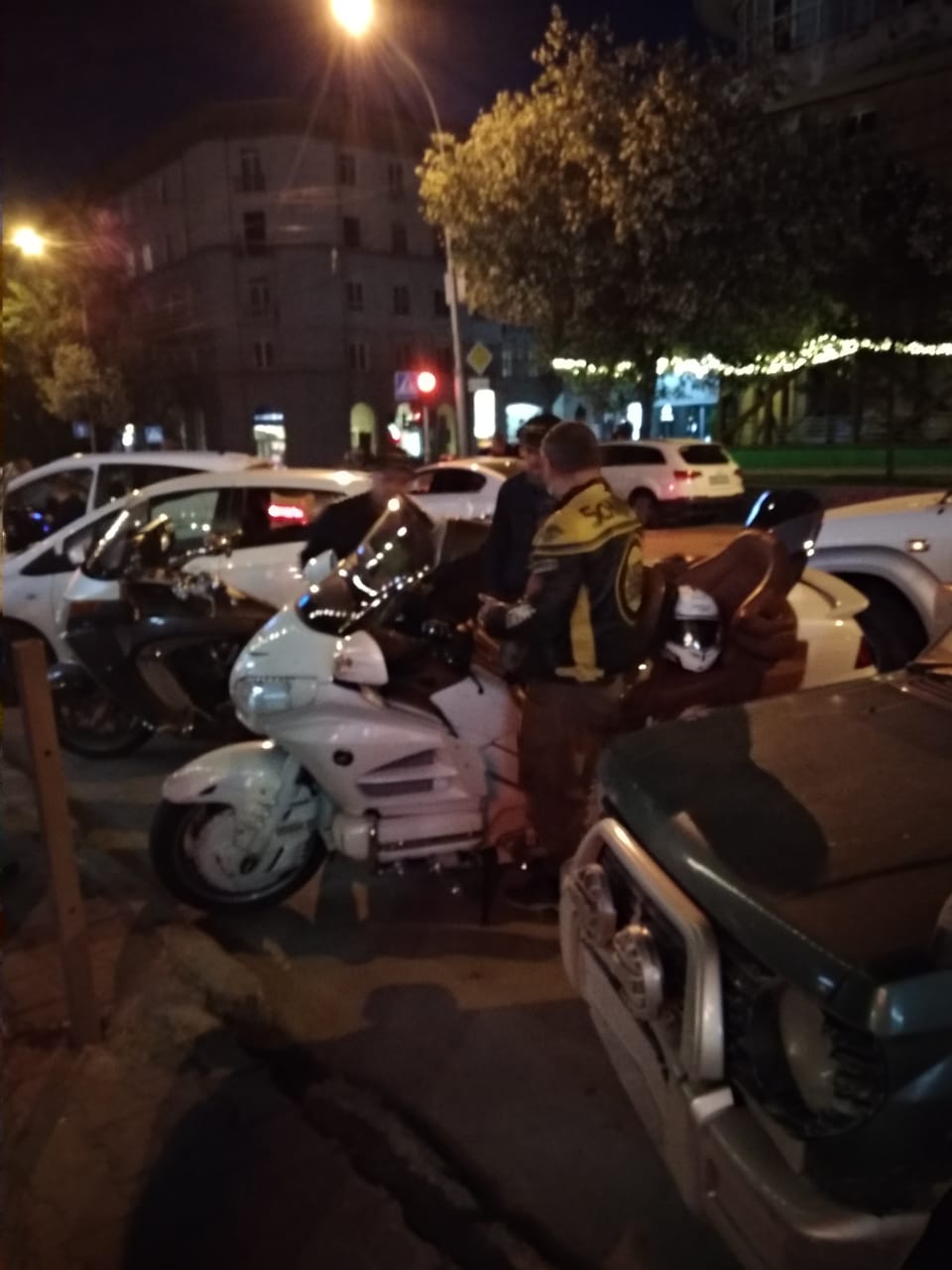 В центре собралось много мотоциклистов В центре собралось много мотоциклистов