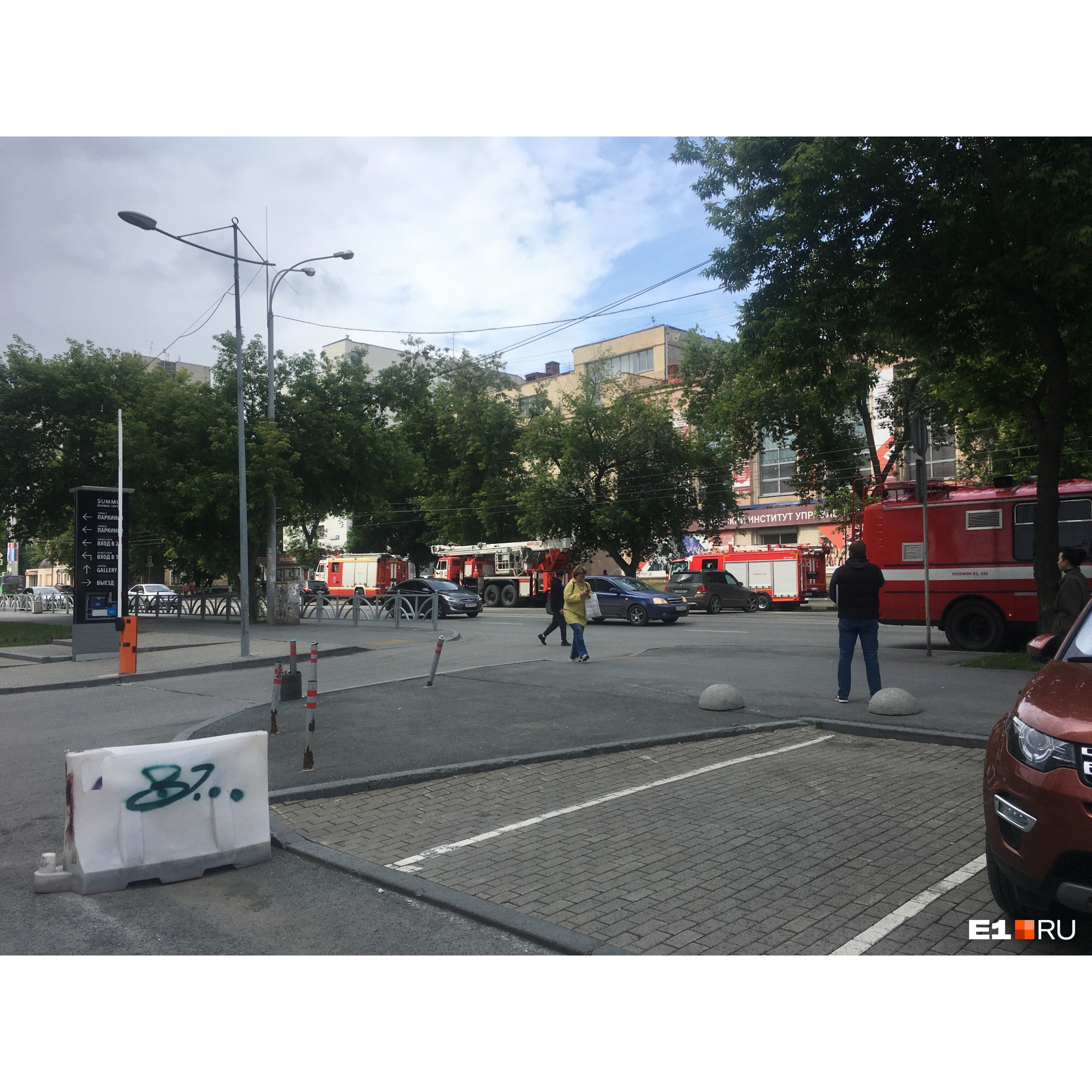 В МЧС объяснили, что пригнали большое количество техники из-за того, что институт является объектом с массовым пребыванием людей В МЧС объяснили, что пригнали большое количество техники из-за того, что институт является объектом с массовым пребыванием людей